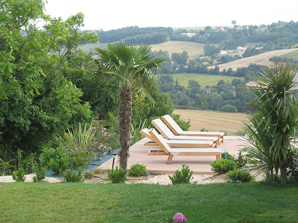 Terrasse de piscine ambiance méditerraneenne