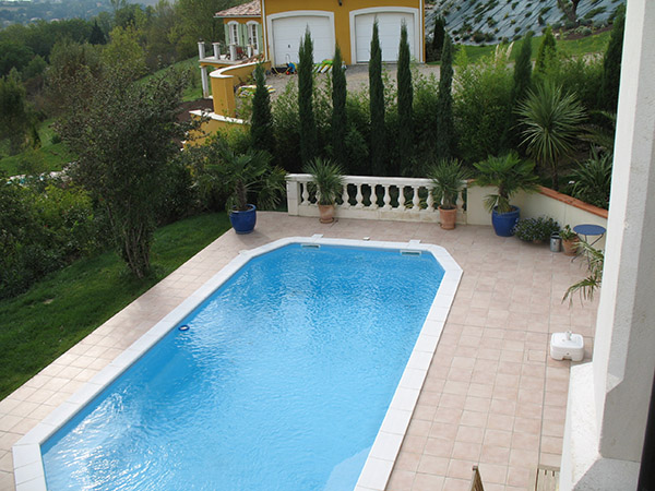 Piscine intégrée dans ambiance tropicale