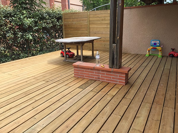 Création d'une terrasse et d'une clôture en bois